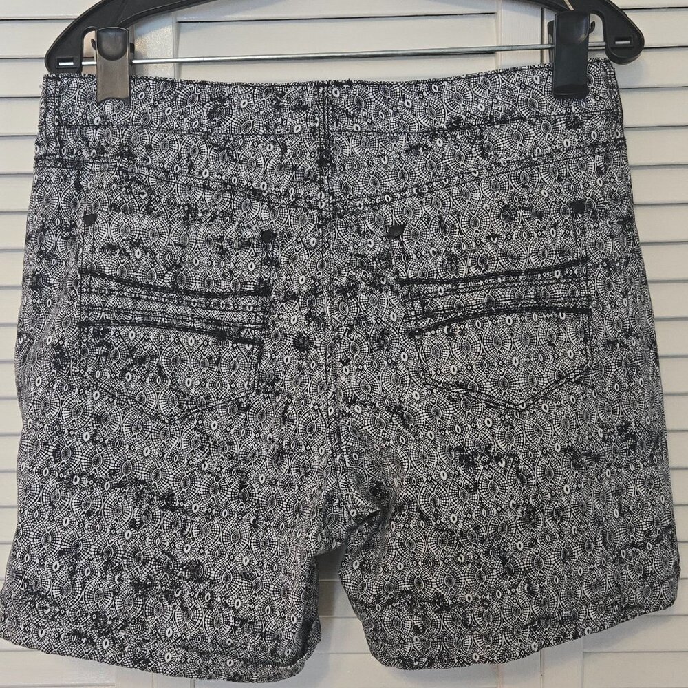 Bandolino Modern Fit Stretch Amy 5-Pocket Shorts - Size 6 - Picture 3 of 6